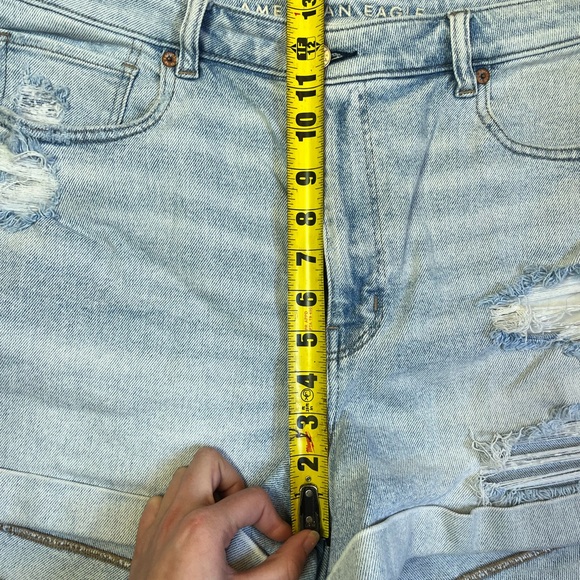 American Eagle Women's Size 14Distressed Cuffed Mom Jean Shorts Light Wash Blue - Picture 5 of 9